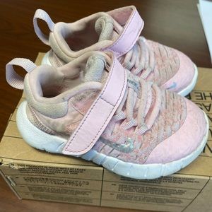 Size 6C Girls Nike Free